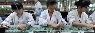 China estuda implantar um plano de estímulos da ordem de de 1,2 biliões de yuan (equivalente a 167 bilhões de euros) para os próximos três anos; recursos seriam destinado a projetos de investimentos, muitos deles já aprovados; expectativa é que os valores movimentados cheguem a até 7 bilhões de yuan (695 bilhões a 975 bilhões de euros) nos próximos anos