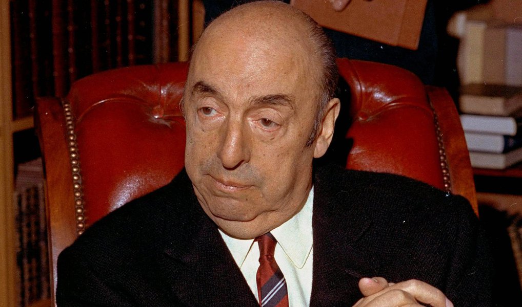 Documento do Ministério do Interior do Chile aponta que o poeta chileno Pablo Neruda, morto em 23 de setembro de 1973, pode ter sido assassinado a mando do ditador Augusto Pinochet; revelação também consta na nova biografia do poeta, escrita pelo espanhol Mario Amorós, que será lançada na próxima semana, na Espanha