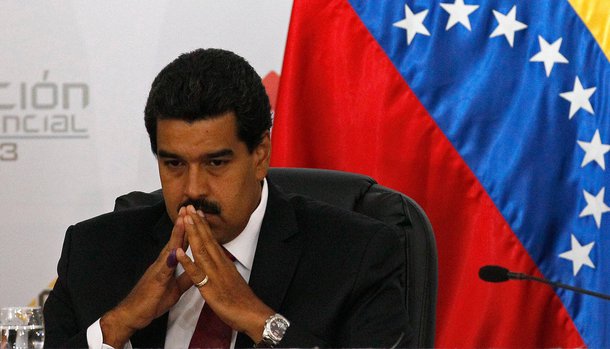 Vários opositores venezuelanos insistiram neste sábado que o presidente Nicolás Maduro deve renunciar ao cargo dado ter admitido a catástrofe existente no país ao decretar o estado de emergência econômica; um dia depois da prestação anual de contas, perante um parlamento que, pela primeira vez em 16 anos tem maioria da oposição, diversos líderes do bloco concordaram que se deve antecipar o fim da gestão de Maduro, eleito em abril de 2013 para um mandato de seis anos
