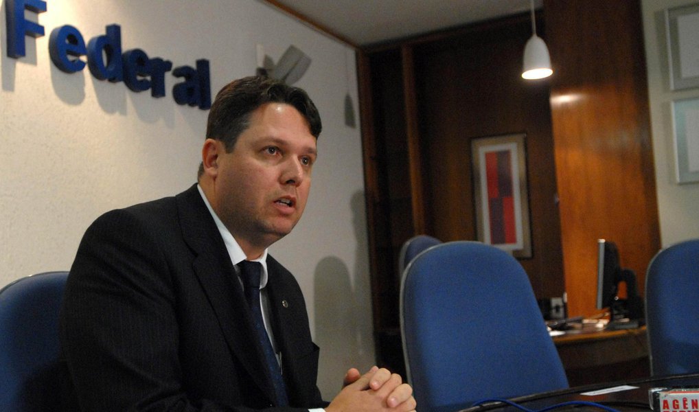 A Polícia Federal (PF) prendeu, em Brasília, por meio da Operação Esfinge, o ex-coordenador-geral de Fiscalização da Receita Federal Marcelo Fisch e a mulher dele, Mariangela Menezes, indiciados e denunciados por crimes de corrupção passiva e ativa/ a PF também cumpriu seis mandados de busca e apreensão em endereços dos integrantes do grupo criminoso em São Paulo e Brasília; a operação investiga fraudes de mais de R$ 6 bilhões em contratos de licitações; estima-se que o grupo movimentou mais de R$ 70 milhões em propinas