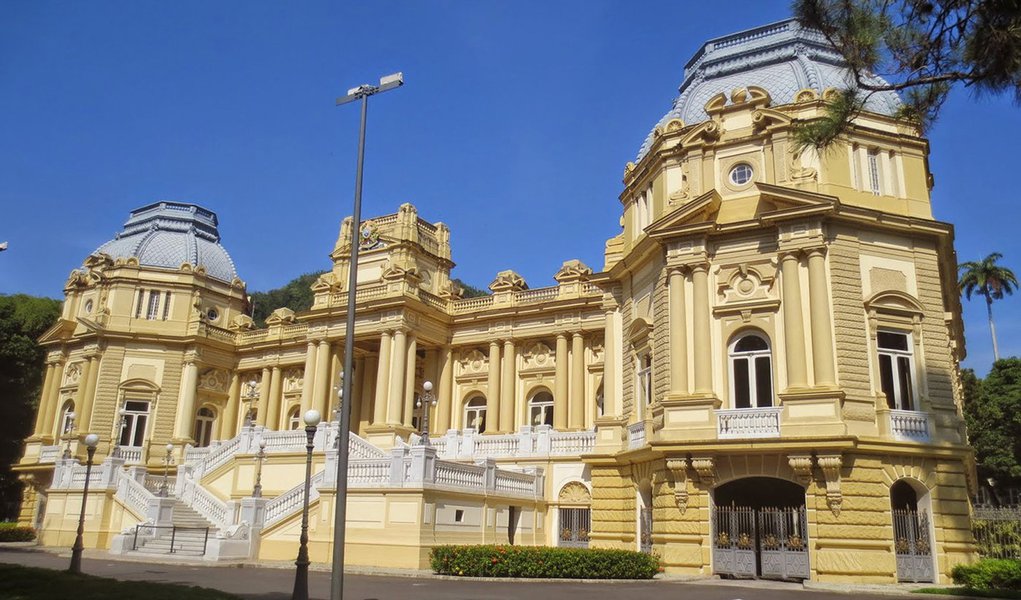 As instituições financeiras da Associação Brasileira de Bancos (ABBC) suspenderam a concessão de novos empréstimos aos servidores ativos e inativos do estado do Rio de Janeiro “devido aos problemas de repasse” das parcelas dos consignados, que é quando o patrão – no caso o governo – garante o pagamento da dívida, fazendo o desconto na folha do funcionário; a Sefaz confirmou que o valor total das parcelas devidas gira em torno de R$ 500 milhões, no entanto, afirmou que "só há parcelas atrasadas de março e abril, por conta dos arrestos e já estão sendo, como dito, regularizados"