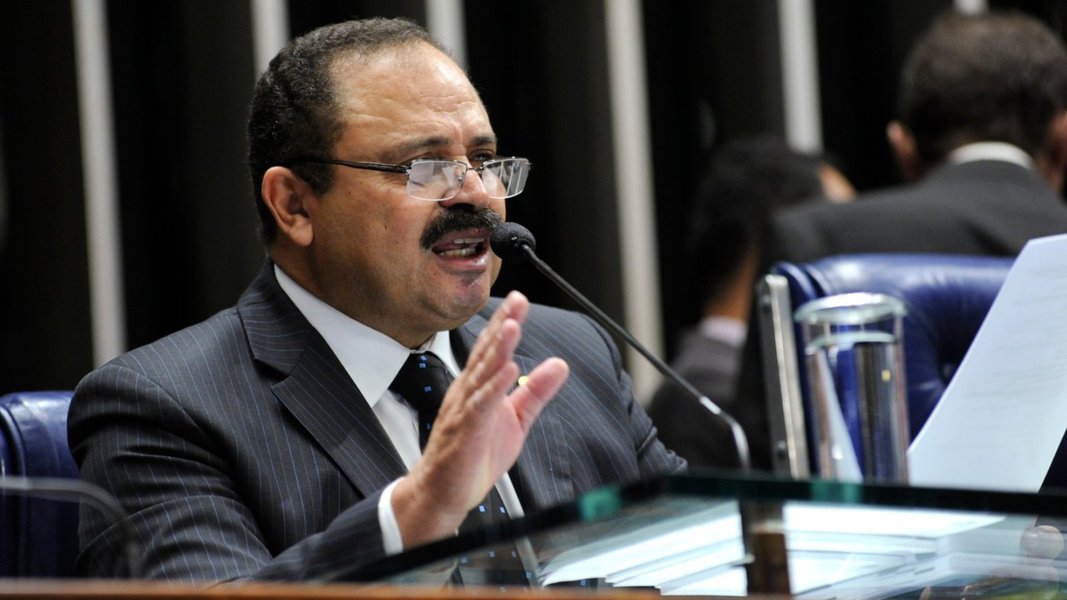 Presidente interino da Câmara, Waldir Maranhão (PP-MA), disse em nota que é "absolutamente normal", dentro de um procedimento investigatório, o pedido de quebra de sigilo de seus dados bancários; "O deputado está absolutamente tranquilo sobre a investigação. Quanto mais se investigar, mais se concluirá pela absolvição", diz a nota; ministro Marco Aurélio, do STF, atendeu a um pedido feito pela Procuradoria-Geral da República; Maranhão foi citado em uma delação premiada e haveria "fortes indícios" a respeito de seu envolvimento em irregularidades com regimes de previdência