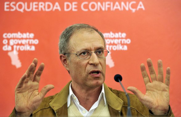 Francisco Louçã, economista e político português, avalia que "só haveria uma razão" para que políticos e juristas brasileiros viajassem para Lisboa para "conspirar por telefone" contra o governo Dilma: "procurarem um endosso internacional para as suas diligências, fazerem-se fotografar ao lado das autoridades de Portugal. Se era esse o objetivo, fracassou"; "Ficando deserto de autoridades, o seminário limitar-se-á então, se ainda se vier a manter com tantos abandonos, a uma conversa entre juristas e políticos brasileiros sobre a graça do golpe que está a decorrer. Suponho que só a TAP agradecerá a cortesia", ironiza o escritor