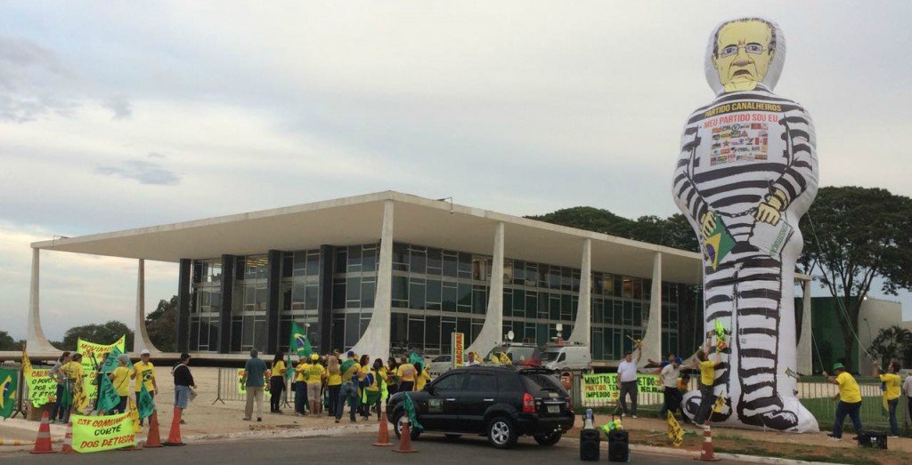 Surge, sem querer, uma luz no fim do túnel. Se o nosso estimado senador Jorge Viana for o homem digno e íntegro que imaginamos ser... e se ele, agora como presidente do Senado Federal "atrapalhar" o quanto possível a votação da malfadada PEC 55 (a 241 também), teremos duas certezas bem ralas