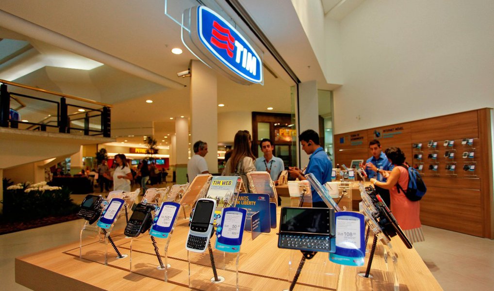 Segundo o site Infomoney, a TIM Brasil (TIMP3) planeja cortar cerca de 8% de sua força de trabalho em um primeiro passo para reduzir os custos e melhorar sua eficiência; redução de pessoal na TIM envolveria cerca de 1.000 posições de colarinho branco; projeto também inclui a criação de uma unidade de negócios para lojas da operadora que empregam cerca de 2.000 pessoas; em nota à imprensa, a TIM confirmou que tem uma meta de redução de custos recorrentes de R$ 1 bilhão, mas disse que não divulgou qualquer número referente a ajustes no quadro de pessoal