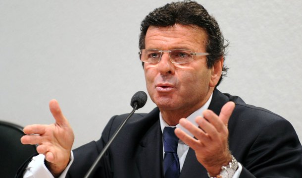 O ministro do Tribunal Superior Eleitoral Luiz Fux decidiu nesta quinta (28) aprovar com ressalvas as contas eleitorais do Diretório Nacional do PT referentes ao ano de 2010; apesar da aprovação, o ministro determinou que o partido devolva aos cofres públicos R$ 7 milhões por irregularidades nas contas