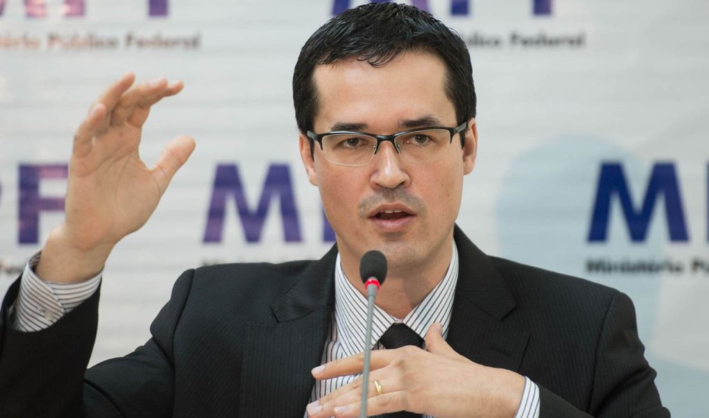 O procurador da República Deltan Dallagnol afirmou nesta quinta (7) que o projeto de lei de abuso de autoridade, que atualmente tramita no Congresso, tem por objetivo atrapalhar e dificultar a Operação Lava Jato, da qual é coordenador; ele destacou que os riscos da operação se intensificaram na medida em que as investigações passaram a atingir pessoas influentes e poderosas; “O oferecimento desse pacote de abuso de autoridade neste momento não pode ter outra razão senão atrapalhar o trabalho da investigação”, disse