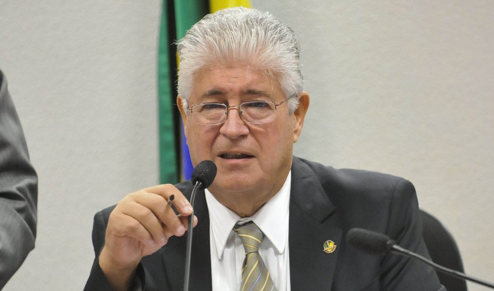 O senador Roberto Requião (PMDB-PR) propôs nesta quinta-feira (9), no plenário, um programa de transição para o país, prevendo medidas urgentes nas áreas econômica e política; o programa seria adotado no espaço de tempo entre a derrubada do processo de impeachment no Senado, a convocação de um plebiscito para decidir a realização ou não de novas eleições, o novo pleito e a posse do novo presidente