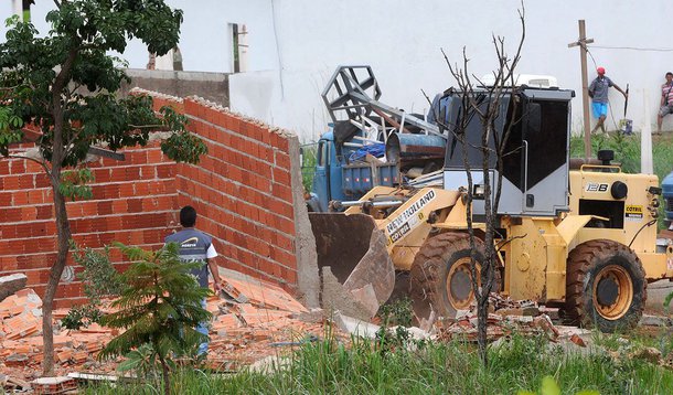 Terminou a operação para retirar as construções irregulares em São Sebastião, no Núcleo Rural Capão Comprido; apenas nesta sexta-feira (14), a Agência de Fiscalização do Distrito Federal (Agefis) removeu 47 edificações, duas bases instaladas irregularmente e seis postes de luz, concluindo os trabalhos. A agência informa que a operação foi pacífica; o balanço das remoções incluiu 70 moradias, seis bases e os seis postes — duas edificações e seis bases a mais do que o previsto