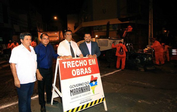 O governador Flávio Dino visitou as ruas do Centro de São Luís que estão recebendo nova pavimentação, inclusas em mais uma fase do Programa ‘Mais Asfalto’; já em aproximadamente 150 municípios do estado, o projeto é realizado em parceria com as Prefeituras, ajudando-as a realizar o serviço que é de responsabilidade dos municípios; em São Luís, esta nova fase contará com investimentos de mais R$ 3,5 milhões