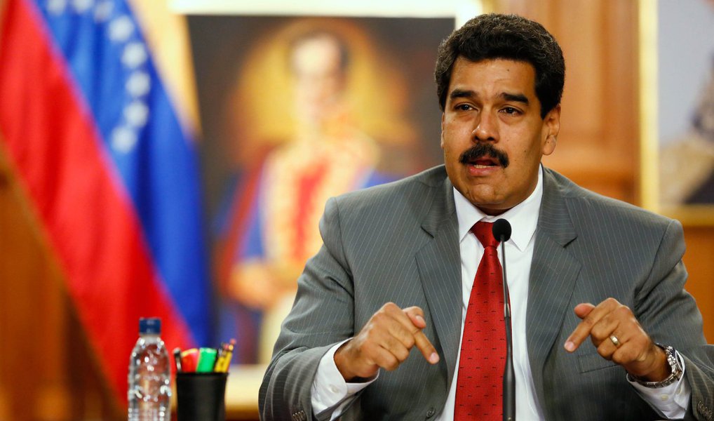 Presidente da Venezuela, Nicolás Maduro, criticou os EUA depois que dois sobrinhos de sua esposa foram presos no Haiti e levados aos Estados Unidos para enfrentar acusações de tráfico de drogas; "A nação irá seguir seu curso", postou Maduro no Twitter; "Nem ataques nem emboscadas imperialistas podem afetar o povo dos libertadores", escreveu em seguida, no que parece ser a primeira referência pública sobre a  prisão dos familiares pelos EUA