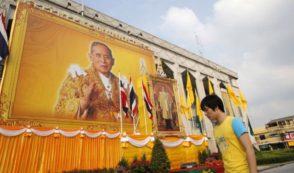 Rei da Tailândia, Bhumibol Adulyadej, morreu nesta quinta-feira (13) aos 88 anos no hospital Sriraj, em Bangkok; Adulyadej estava internado durante mais de um ano devido a problemas cardíacos, infecção pulmonar e hidrocefalia; na semana passada, o Sriraj começou a ser palco de orações públicas em massa