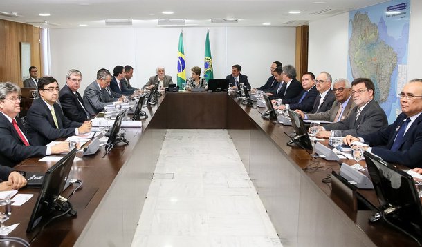 Projeções dos governos apontam que os contribuintes pagarão ao menos R$ 8,58 bilhões a mais em 2016 por novos tributos em itens como cosméticos, carros de luxo, bebidas alcoólicas e herança para driblar a crise; em Sergipe, os aumentos incidiram até sobre artigos de sex shop e pranchas de surfe; em São Paulo, o governo Geraldo Alckmin (PSDB) elevou as alíquotas de ICMS da cerveja e do fumo