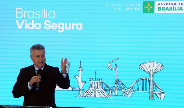 Com o objetivo de reduzir o número de vítimas de acidentes de trânsito e de portadores de doenças crônicas, como hipertensão e diabetes, o governo lançou o Brasília Vida Segura; o programa visa à diminuição dos índices por meio da integração das bases de dados entre órgãos e análise de perfis das vítimas nas regiões administrativas; com isso, as informações geradas pelo Detran-DF poderão ser compartilhadas com o DER-DF e com a Secretaria de Saúde, por exemplo; com base na análise, serão definidas as ações e campanhas específicas para cada problema; o Brasília Vida Segura é resultado do protocolo de intenções assinado em parceria com o Centro de Estudos de Liderança Pública (CLP)