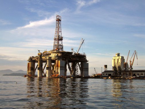 Estimativa do Grupo de Economia da Energia (GEE) da Universidade Federal do Rio de Janeiro é de que o País deixe de gerar este montante em renda até 2019; queda da cotação do petróleo e redução de investimentos por parte da Petrobras vão levar ainda a uma redução de 45% nos aportes da indústria e de 26% na criação de empregos nos próximos cinco anos, de acordo com os pesquisadores