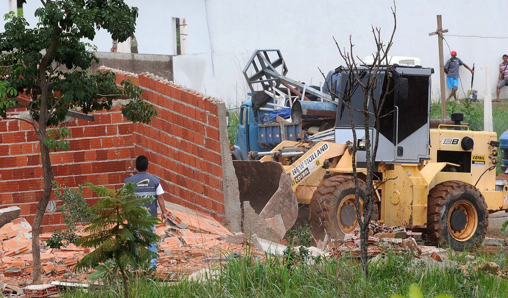 Terminou a operação para retirar as construções irregulares em São Sebastião, no Núcleo Rural Capão Comprido; apenas nesta sexta-feira (14), a Agência de Fiscalização do Distrito Federal (Agefis) removeu 47 edificações, duas bases instaladas irregularmente e seis postes de luz, concluindo os trabalhos. A agência informa que a operação foi pacífica; o balanço das remoções incluiu 70 moradias, seis bases e os seis postes — duas edificações e seis bases a mais do que o previsto
