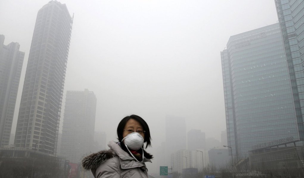 De janeiro a setembro, as autoridades de Pequim investigaram 2.492 casos envolvendo poluição da água e do ar e projetos de construção que não cumpriram as normas; neste mês, a China adotou taxas para as empresas emissoras de compostos orgânicos voláteis, responsáveis pela formação de PM2.5, as partículas suspensas inaláveis usadas como principal indicador para avaliar a poluição atmosférica
