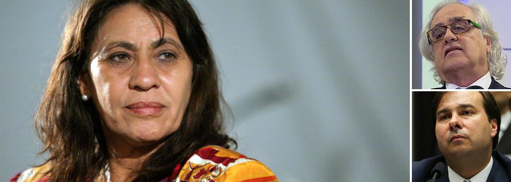 "Como primeira diretora-presidente da EBC, responsável por sua implantação e direção nos primeiros quatro anos, repudio a medida autoritária e obscurantista do novo governo, de desfigurar a juridicamente a empresa, interrompendo o projeto de desenvolvimento da comunicação pública no Brasil, resultado de ampla mobilização popular em 2006/2007 e de lei aprovada pelo Congresso Nacional", afirma em nota a jornalista Tereza Cruvinel, sobre a demissão do jornalista Ricardo Melo, pelo presidente em exercício Rodrigo Maia, e nomeação de Laerte Rimoli para a presidência da EBC, apesar de posição contrária do STF a respeito