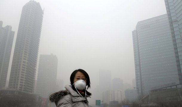 De janeiro a setembro, as autoridades de Pequim investigaram 2.492 casos envolvendo poluição da água e do ar e projetos de construção que não cumpriram as normas; neste mês, a China adotou taxas para as empresas emissoras de compostos orgânicos voláteis, responsáveis pela formação de PM2.5, as partículas suspensas inaláveis usadas como principal indicador para avaliar a poluição atmosférica