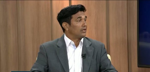 O candidato a prefeito de São Luís pelo PP, Wellington do Curso, negou ter débito com IPTU e criticou o seu adversário, o atual prefeito Edivaldo Holanda Júnior (PDT), ao dizer que o pedetista é um candidato "da máquina municipal"; "Não sou político. Estou político. Não deputado estadual. O cargo é temporário. Eu estou deputado estadual. Eu sou um candidato do povo", disse; sobre o débito, ele disse que "já foi pago"; apesar de o PP ser um dos principais partidos alvos da Operação Lava Jato, o parlamentar afirmou se sente "à vontade" no partido porque o próprio candidato é "diferente", com uma "história de superação"