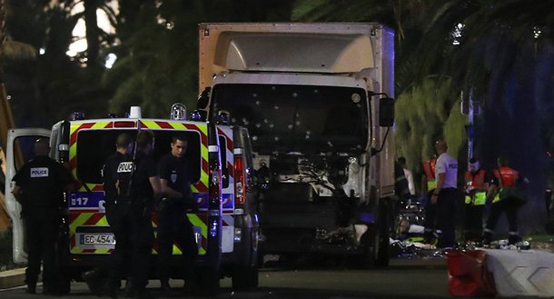 Além de não terem quebrado o para-brisa, as balas usadas pela polícia para tentar parar o motorista assassino deixaram buracos pequenos e redondos no vidro, o que reforça a tese de que o para-brisa do caminhão teria sido substituído por um vidro à prova de balas ou revestido com algum material à prova de balas; mais que isso, a evidência sugere que o motorista se planejou extensivamente antes do ataque de ontem