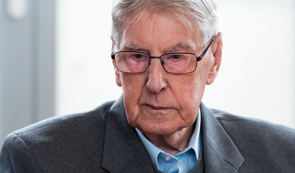 AJustiça alemã condenou nesta sexta-feria, 17, o ex-guarda do campo de concentração nazista de Auschwitz, Reinhold Hanning, de 94 anos, a cinco anos de prisão por "colaboração" na morte de 170 mil judeus; "O acusado foi condenado a cinco anos de prisão por sua colaboração na morte de 170 mil pessoas", anunciou o tribunal de Detmold; "Ele sabia que em Auschwitz pessoas inocentes eram assassinadas diariamente nas câmaras de gás", afirmou o tribunal