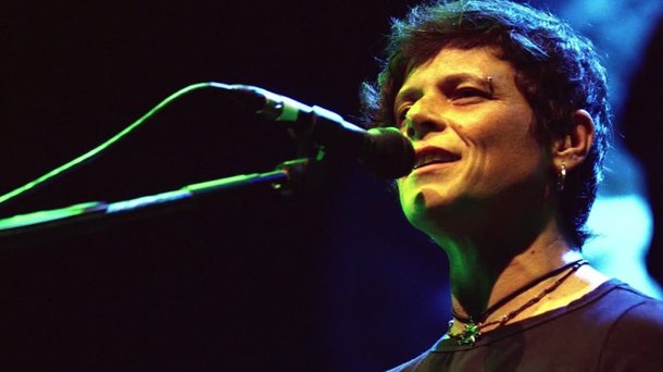 Cássia Eller morreu prematuramente, aos 39 anos, em 29 de dezembro de 2001, após sofrer três paradas cardíacas, ela não resistiu ao último ataque, falecendo na clínica Santa Maria, em Laranjeiras, no Rio de Janeiro