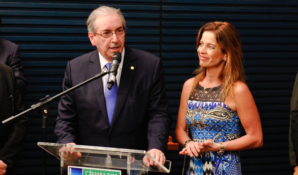 Segundo o colunista Lauro Jardim, do Globo, a Procuradoria-Geral da República, comandada por Rodrigo Janot, avalia já ter evidências suficientes para apresentar denúncia contra a jornalista Cláudia Cruz, mulher do presidente da Câmara e acusada de se beneficiar de contas na Suíça do deputado, por onde passou propina de esquema da Petrobras; recursos chegaram a pagar até academia