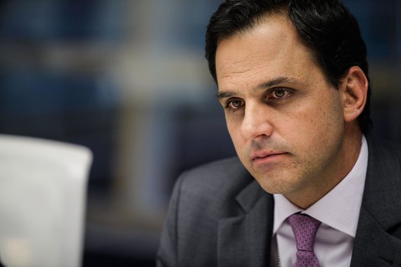 A empresa de telefonia Oi anunciou nesta sexta-feira que o diretor-presidente Bayard De Paoli Gontijo renunciou ao cargo e que o Conselho de Administração elegeu o diretor administrativo financeiro Marco Schroeder para assumir cumulativamente o comando da companhia; De acordo com duas fontes com conhecimento direto do assunto, o pedido de demissão de Gontijo surpreendeu e foi motivado por uma relação tensa com parte do Conselho de Administração sobre a negociação da dívida