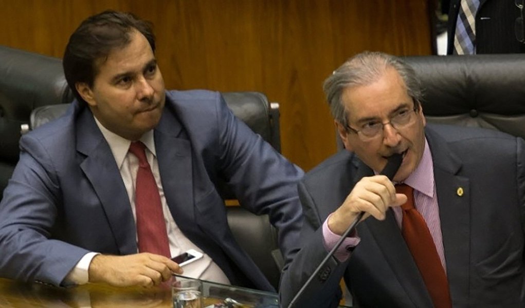 Ex-presidente da Câmara, Eduardo Cunha (PMDB-RJ) articula com seus aliados, incluindo o sucessor Rodrigo Maia (DEM-RJ) a votação de um projeto de resolução que lhe garanta uma pena mais branda, como a suspensão temporária do mandato, e não a cassação