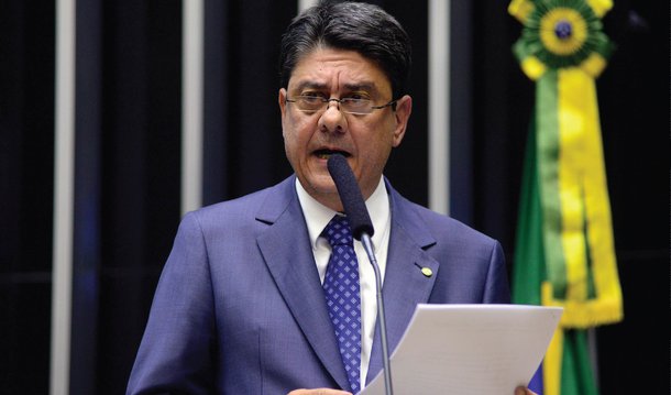 Ao comentar situação do vice-presidente Michel Temer (PMDB), o deputado federal Wadih Damous (PT-RJ) afirma que "do ponto de vista político, a atitude mais correta de alguém pautado pela ética, nesse caso, é renunciar ao cargo, já que ele integra um governo do qual discorda"; "Ele deveria ir embora, mas não é isso que está fazendo", diz