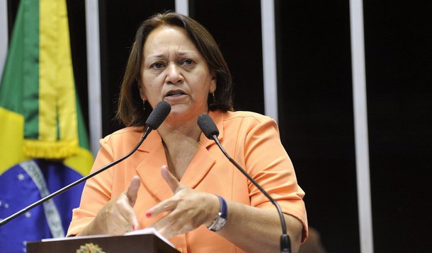 Senadora Fátima Bezerra (PT-RN) apresentou requerimento de urgência, assinado por mais de 30 senadores, para que a PEC 113/2015, que trata da constitucionalização das doações empresariais a partidos e campanhas, seja votada rapidamente em plenário; a senadora alertou para a necessidade de a sociedade civil se mobilizar em torno do assunto; "O que a Câmara aprovou foi uma mudança na lei, que não pode estar acima da Constituição", justificou