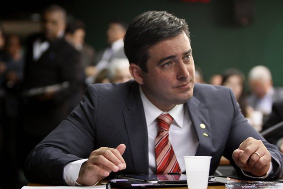 Com prazo cada vez mais apertado e recursos escassos, parlamentares querem garantir pelo menos R$ 4 bilhões a mais para a saúde no orçamento do próximo ano; hoje o setor tem previsão de R$ 100 bilhões para 2016, mas o relator setorial, deputado João Arruda (PMDB-PR), alerta que, com esse quantitativo, os atendimentos de média e alta complexidade, como internações ambulatorial e hospitalar no SUS e o programa Farmácia Popular, deverão parar no segundo semestre; "O orçamento está diminuindo. Se considerarmos a inflação, será menor que no ano passado. Se a previsão fechar em R$ 100 bilhões, teremos uma perda de R$ 7 bilhões", adianta Arruda