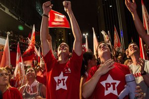 Costumo dizer que temos no PT a Nação petista e o Estado petista. O Estado petista são os dirigentes, o Estado carcomido, envelhecido, que não pensa no futuro, um dinossauro. A Nação petista são aquelas pessoas que são simpatizantes do PT, muitas vezes não filiadas, mas saem às ruas, participam, agigantam as eleições e depois se recolhem e deixam o Estado petista dominando