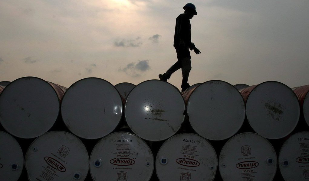 Do Peru ao Brasil, o surgimento de uma série de paralisações não planejadas em portos e oleodutos e manutenções necessárias em campos de petróleo estão ajudando a reduzir um pouco da sobre oferta global da commodity, em um inesperado alívio para um mercado pressionado