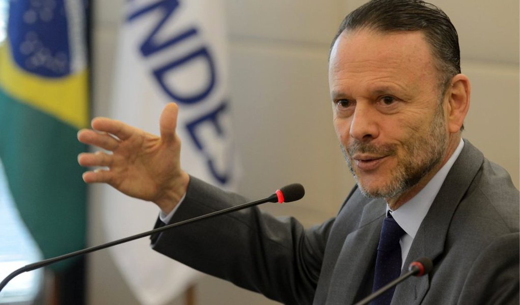 "O BNDES está tomando iniciativas para melhorar o crédito e as condições de capital de giro para micro e pequenas empresas, assim como melhorando as condições de apoio para exportações, através da linha Pré-Embarque. Detalhando também aqui o processo de refinanciamento de operações na comercialização de máquinas e equipamentos, feitas no âmbito do programa de [sustentação do investimento] PSI. Além disso, melhoramos as condições de financiamento na Finame, com o objetivo de continuar apoiando a eficiência e o avanço da produtividade na economia”, anunciou o presidente do BNDES, Luciano Coutinho, destaca que não se trata de medidas milagrosas, mas sim estímulos possíveis para refinanciar operações, apoiar a exportação de bens de capital e o acesso a capital de giro