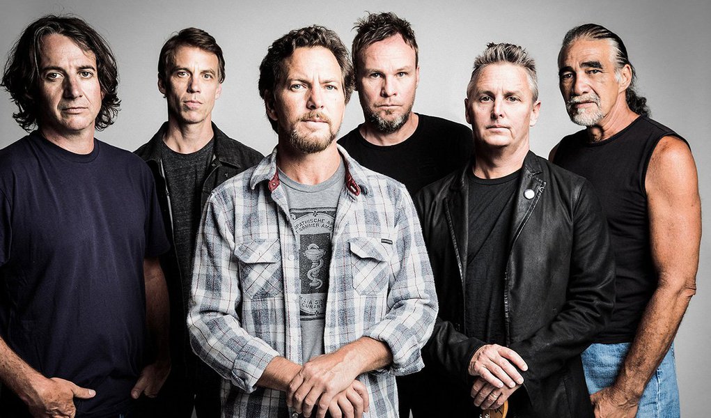 A banda norte-americana Pearl Jam anunciou que vai doar US$ 100 mil às pessoas dos distritos afetadas pelo rompimento da barragem Fundão, em Mariana, na região central de Minas Gerais; "Nós vamos doar $100k para ajudar as comunidades impactadas pela tragédia no Brasil", disse o grupo no twitter; durante show da banda no Mineirão, em Belo Horizonte, o vocalista Eddie Vedder já havia dito que os responsáveis pela tragédia devem ser "duramente punidos e cada vez mais punidos"