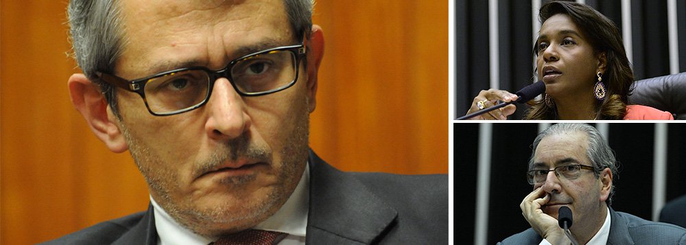 “Na sessão programada para esta terça (14), a deputada Tia Eron, não importa qual seja sua posição, ficará marcada na história. Cabe a ela decidir se estará ao lado da imensa maioria da população, que não aguenta a desfaçatez e os escândalos sintetizados na abjeta figura de Eduardo Cunha, ou se aparecerá nos anais da Câmara como reles fantoche dessa corja”, diz o jornal de Otavio Frias 