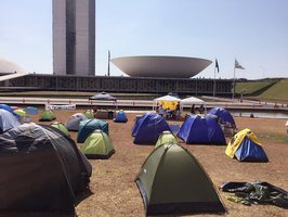 Como eles se dão a liberdade de mandar os outros para Cuba, tomei então a mesma liberdade de, carinhosa e respeitosamente, aconselhá-los a que desarmem suas barracas, peguem suas tralhas, lixos e infâmias, e voltem para casa