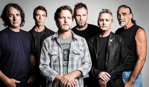 A banda norte-americana Pearl Jam anunciou que vai doar US$ 100 mil às pessoas dos distritos afetadas pelo rompimento da barragem Fundão, em Mariana, na região central de Minas Gerais; "Nós vamos doar $100k para ajudar as comunidades impactadas pela tragédia no Brasil", disse o grupo no twitter; durante show da banda no Mineirão, em Belo Horizonte, o vocalista Eddie Vedder já havia dito que os responsáveis pela tragédia devem ser "duramente punidos e cada vez mais punidos"