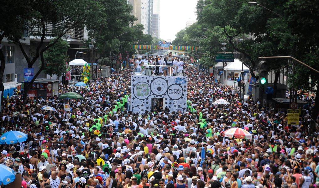 A prefeitura Rio anunciou no Diário Oficial do município a lista dos blocos de carnaval de rua de 2016; as atrações vão garantir alegria dos foliões durante mais de um mês; serão 505 blocos, quase 50 a mais que no ano passado; a prefeitura redistribuiu alguns blocos para desconcentrar a movimentação de foliões em alguns bairros; o primeiro bloco a desfilar esse ano será o da Liga dos Blocos da Zona Portuária, no dia 16 de janeiro