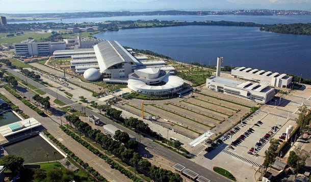 O MPF denunciou 15 pessoas por suposto envolvimento em irregularidades na construção do Centro de Pesquisas e Desenvolvimento Leopoldo Américo Miguez de Mello (Cenpes), da Petrobras, no Rio; entre os denunciados estão o ex-tesoureiro do PT Paulo Ferreira, o ex-diretor da Petrobras Renato Duque, e executivos de empreiteiras; segundo o MPF, o Consórcio Novo Cenpes pagou R$ 20 milhões em propina para conseguir o contrato para execução das obras do Centro de Pesquisa de Petrobras; a irregularidade ocorreu entre 2007 e 2012; a lavagem de dinheiro chega a R$ 7,5 milhões, de acordo com as investigações.