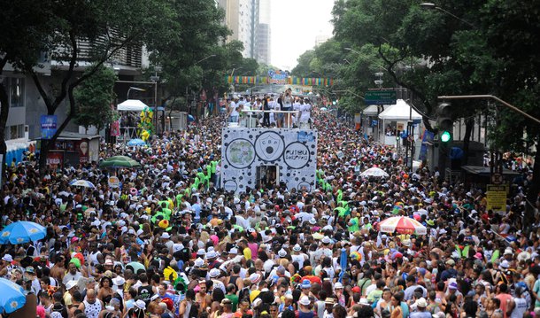 A prefeitura Rio anunciou no Diário Oficial do município a lista dos blocos de carnaval de rua de 2016; as atrações vão garantir alegria dos foliões durante mais de um mês; serão 505 blocos, quase 50 a mais que no ano passado; a prefeitura redistribuiu alguns blocos para desconcentrar a movimentação de foliões em alguns bairros; o primeiro bloco a desfilar esse ano será o da Liga dos Blocos da Zona Portuária, no dia 16 de janeiro