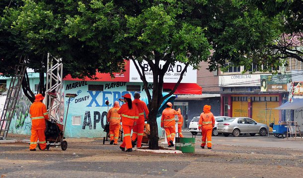 Entre ontem (8) e a manhã desta terç-feira (9), equipes do Serviço de  Limpeza Urbana (SLU) coletaram 16 toneladas de lixo nos 12 eventos carnavalescos na capital do distrito Federal; lixo retirado no terceiro dia se soma às 59,6 toneladas coletadas no sábado e no domingo; os principais resíduos encontrados foram latas de bebidas, garrafas plásticas, folhetos e papelões; cerca de 2,3 mil garis estão distribuídos pelos principais blocos; após o término do carnaval deste ano, a autarquia dará um certificado aos blocos que mais se empenharem em manter os locais de festa livres de sujeira