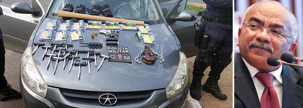 A Polícia Militar do Distrito Federal prendeu um homem que estava acampado em frente ao Congresso Nacional e falava em "matar a presidente Dilma Rousseff e jogar uma bomba no parlamento"; líder do PT na Câmara Distrital, Chico Vigilante divulgou nota a respeito; "Trata-se de um sargento reformado da PM do Distrito Federal que não possui permissão para o porte de arma de fogo. O cidadão foi enquadrado e responderá a processo por porte ilegal de arma. É esse tipo de gente que prega a derrubada da presidenta Dilma Rousseff"