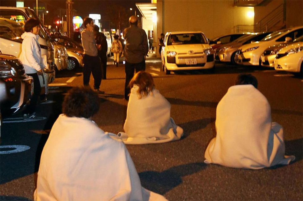 Um forte tremor de terra, de magnitude 6,4 na escala Richter, atingiu nesta quinta-feira, 14, o sudoeste do Japão, na prefeitura de Kumamoto, onde se localizam várias centrais nucleares, anunciou a agência meteorológica japonesa; segundo a cadeia de televisão NHK, o abalo foi mais forte do que o sentido em 11 de março de 2011, que provocou o acidente nuclear na Central de Fukushima; não foi ativado alerta de tsunami; edifícios ficaram parcialmente danificados e muitas pessoas nas ruas, mas até agora não há relato de vítimas