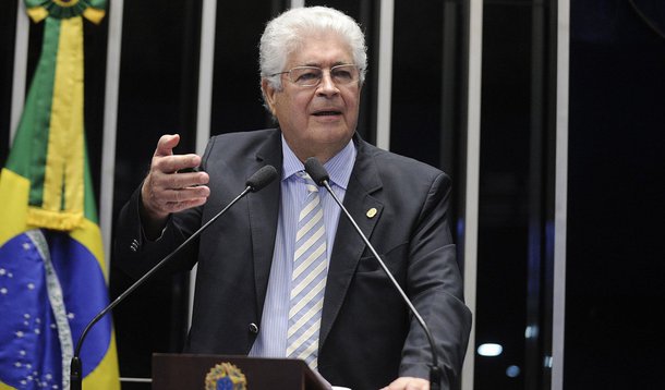 Apesar de crítico do impeachment da presidente Dilma Rousseff, o senador Roberto Requião (PMDB-PR) endossou o coro à PEC que propõe eleição presidencial para o mês de outubro; segundo o parlamentar, uma eleição antecipada "deixa de ser essa sucessão um negócio feito às escuras entre banqueiros e donos do capital financeiro, com a exclusão absoluta do povo brasileiro a respeito dos rumos do nosso País"; Requião propôs ainda que, depois de um ano de eleito, todo presidente seja submetido a um referendo, com aprovação de dois terços do Congresso ou dez milhões de assinaturas da sociedade; "Novamente seria votado a permanência ou não no governo. Se esse voto de desconfiança popular, através de um referendo, fosse não, teríamos nova eleição", acrescentou
 