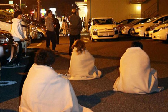 Um forte tremor de terra, de magnitude 6,4 na escala Richter, atingiu nesta quinta-feira, 14, o sudoeste do Japão, na prefeitura de Kumamoto, onde se localizam várias centrais nucleares, anunciou a agência meteorológica japonesa; segundo a cadeia de televisão NHK, o abalo foi mais forte do que o sentido em 11 de março de 2011, que provocou o acidente nuclear na Central de Fukushima; não foi ativado alerta de tsunami; edifícios ficaram parcialmente danificados e muitas pessoas nas ruas, mas até agora não há relato de vítimas