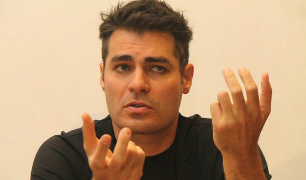 “A gente sabe, consegue enxergar as reais intenções desse movimento. Eu não consigo entender que é para conduzir o País para um rumo. Única razão que vejo é que, ao ter o PMDB sentado na cadeira de presidente da República, ao ter a caneta na mão e ao ter o Congresso na mão, devido a manobras de coligações internas, escusas, feitas nos corredores de Brasília, eles terão todas as condições de aprovar medidas, na calada da noite, como de costume”, disse o ator Thiago Lacerda