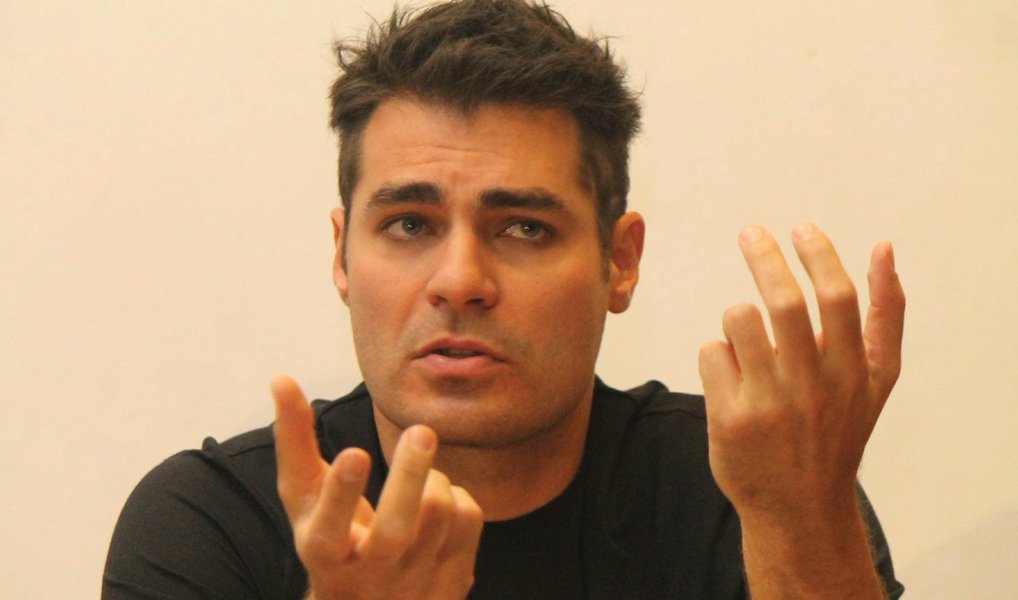 “A gente sabe, consegue enxergar as reais intenções desse movimento. Eu não consigo entender que é para conduzir o País para um rumo. Única razão que vejo é que, ao ter o PMDB sentado na cadeira de presidente da República, ao ter a caneta na mão e ao ter o Congresso na mão, devido a manobras de coligações internas, escusas, feitas nos corredores de Brasília, eles terão todas as condições de aprovar medidas, na calada da noite, como de costume”, disse o ator Thiago Lacerda